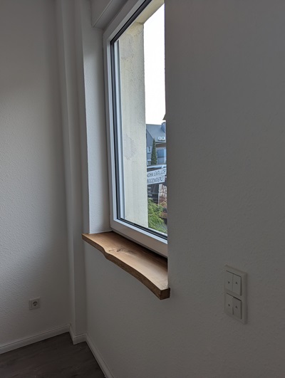 Wohnzimmerdetail nachher, Fensterbank aus Holz in nature line