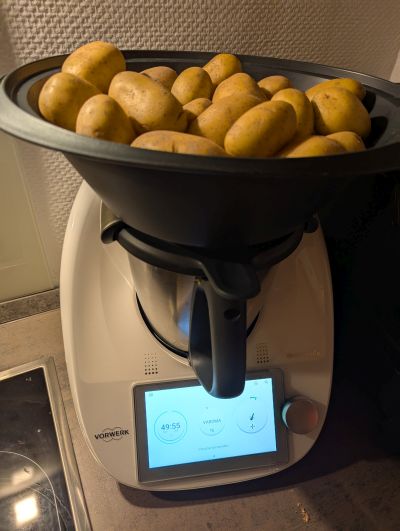 Thermomix mit Kartoffeln  im Varoma