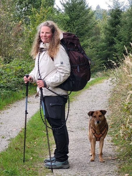 ich mit Rucksack und Wanderstöcken sowie mein Hund